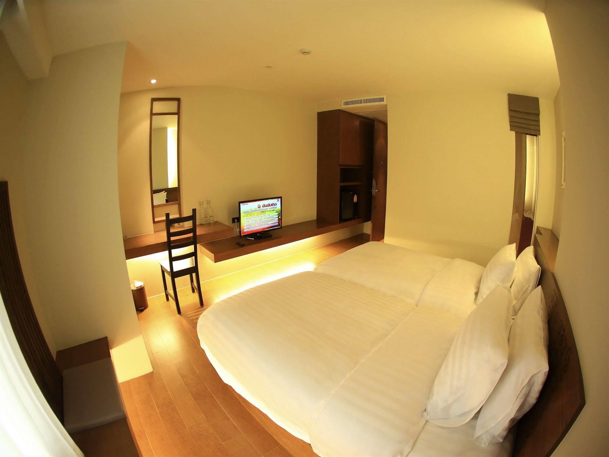 Khách sạn Silom One 3*