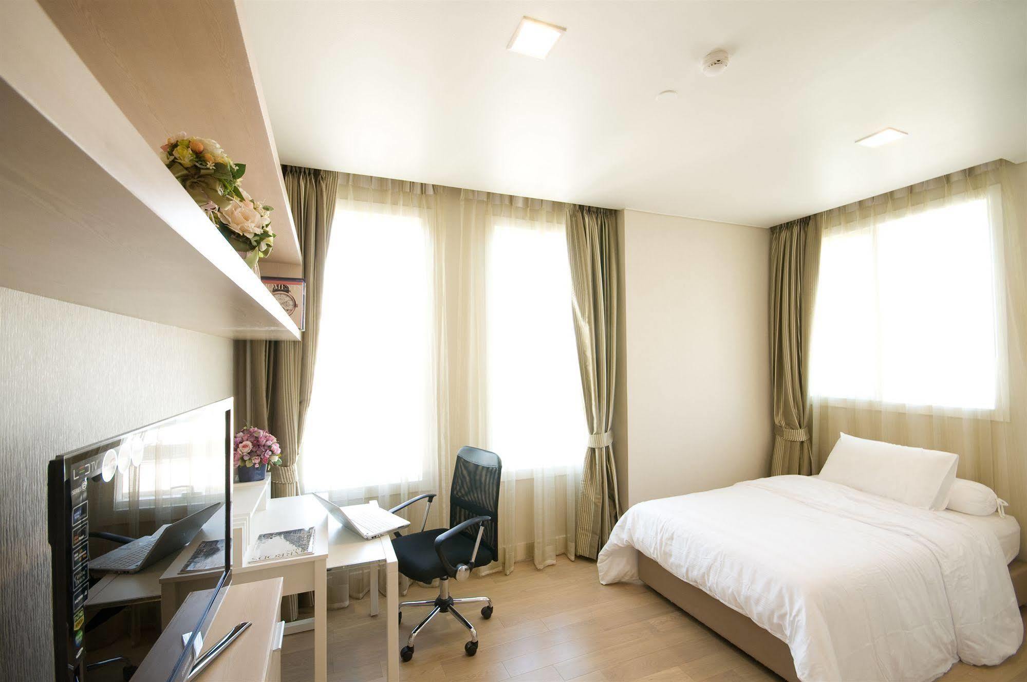 The Wind Sukhumvit 23 Hotel