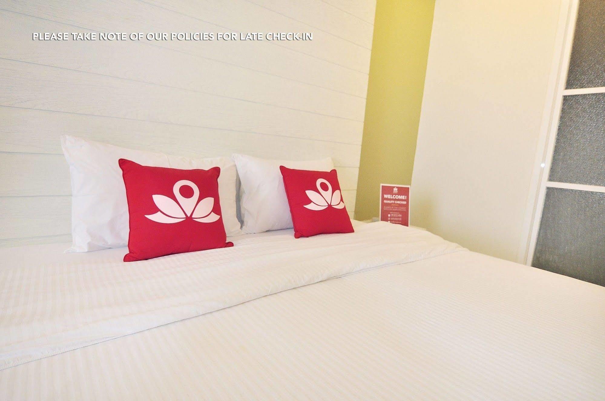Zen Rooms Panurangsri Hotel 2*