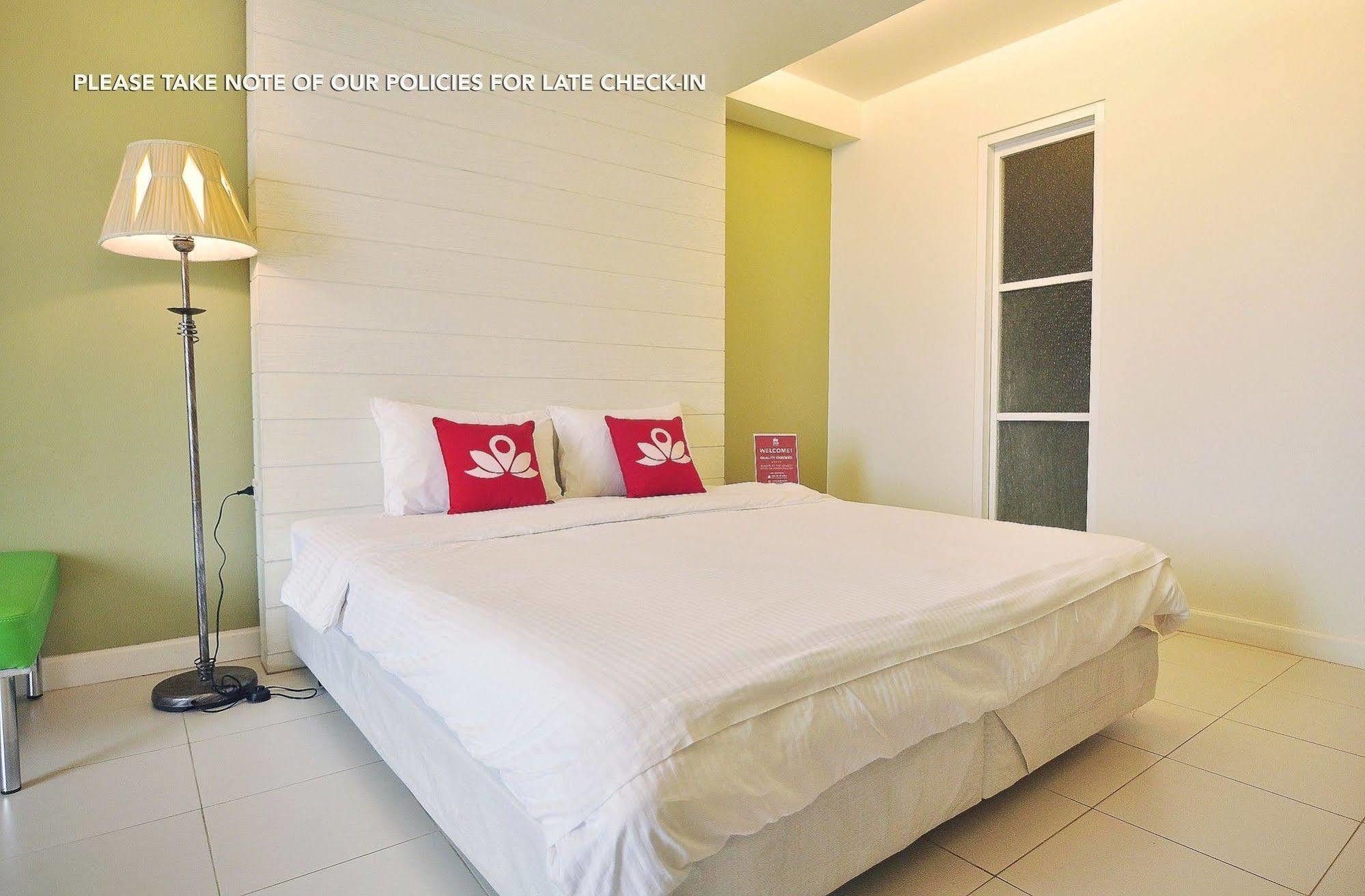 Zen Rooms Panurangsri Hotel 2*