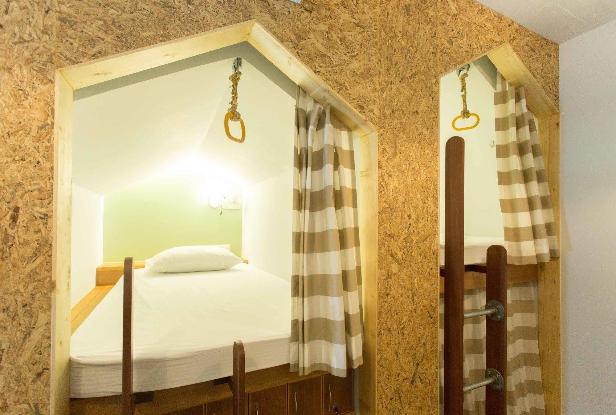 Barn & Bed Hostal Bangkok