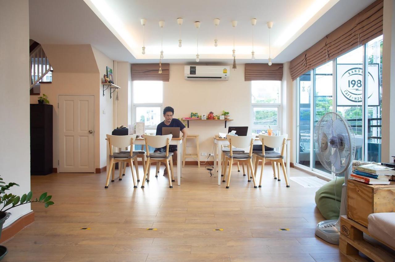 Small Space Cafe & Hostel