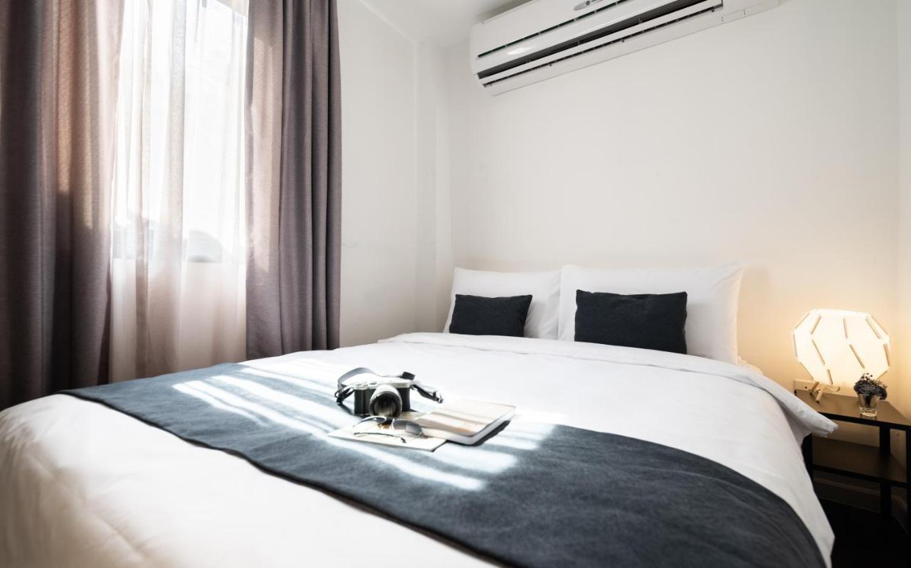 Warm Window Silom Hostal Bangkok