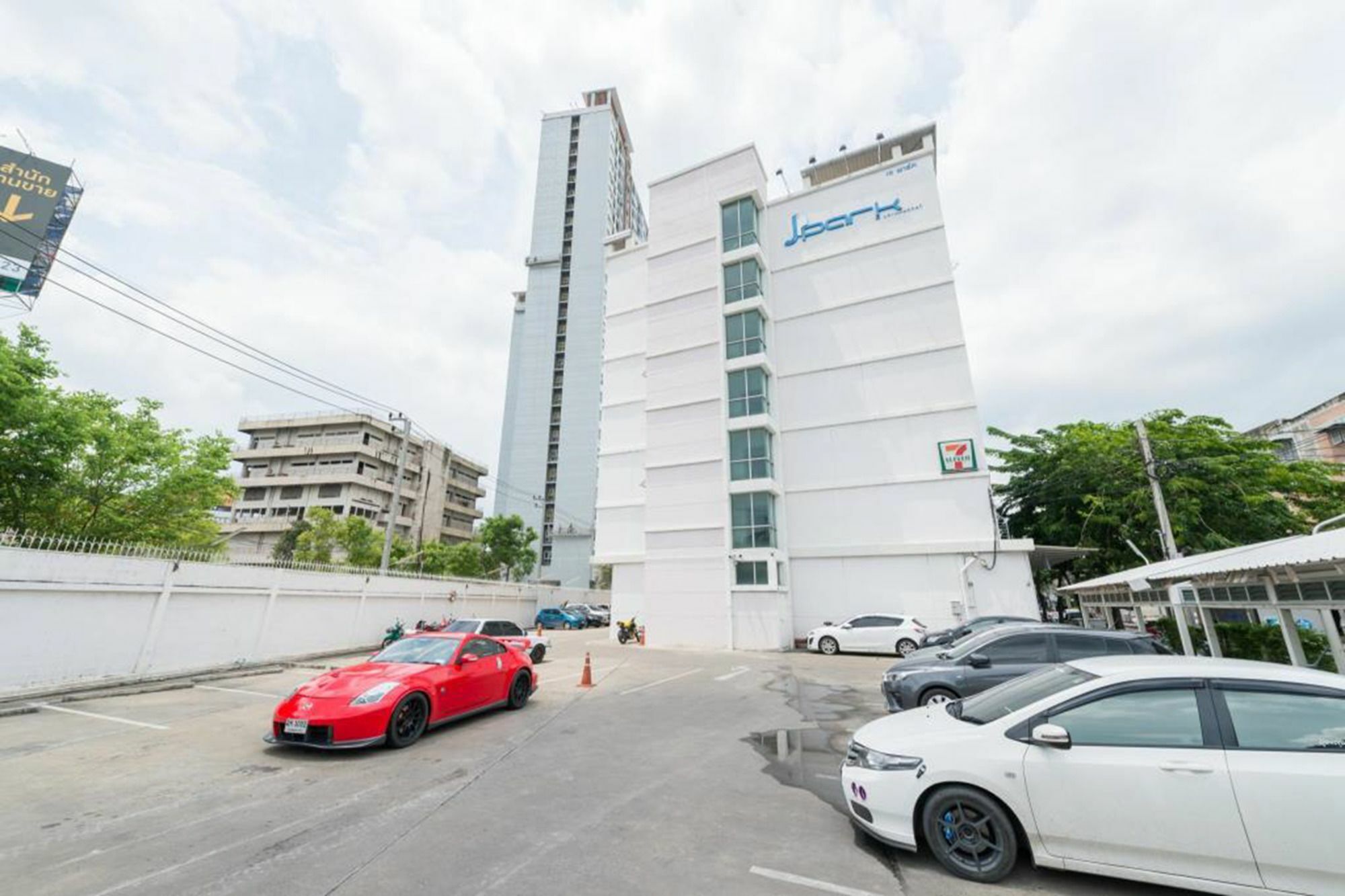 J Park At Chinnakhet Apartemen Bangkok