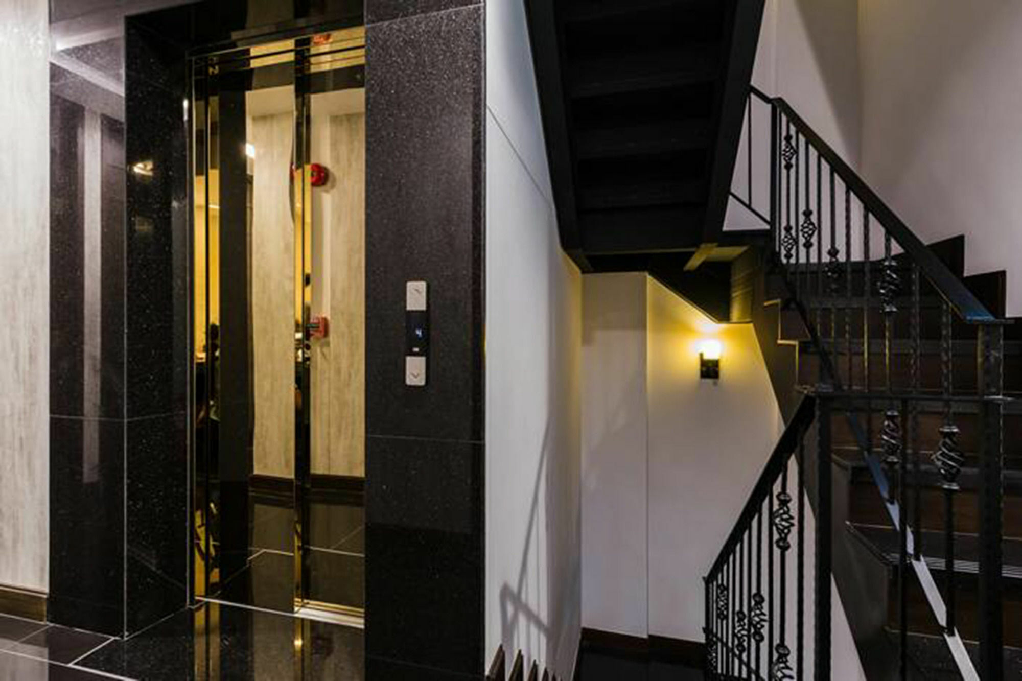 Hotell The Fah Silom 3*