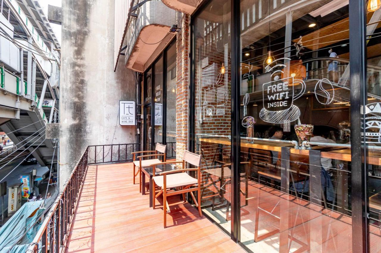 Hostal Thonglor Travellers And Cafe Bangkok