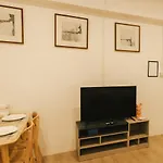 City Center Newly Renovate 2Br King Size Bed