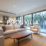 Monochromedesignerpool Villa