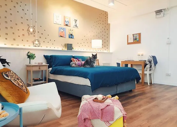 Double Studio, Private Bath & Balcony, Shared Kitchen With Local Family By Pillows & Purrs