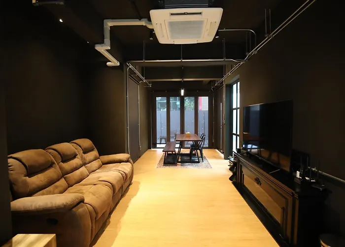 Chic Ekkamai Escape Near Bts, Dining & Nightlife