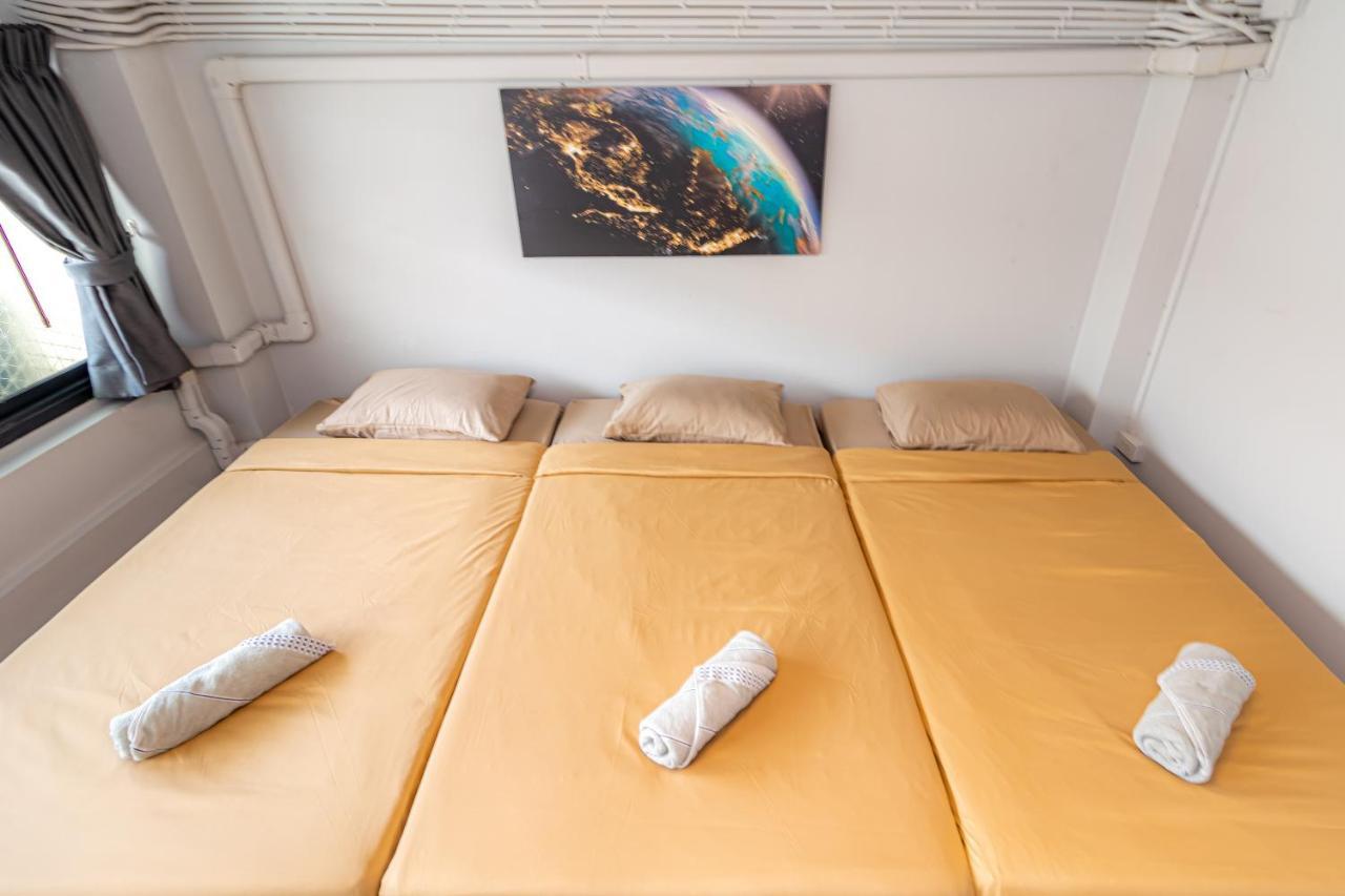 Snoozzze ใกล้รถไฟฟ้า ย่านบางรัก (adults Only) Hostal Bangkok