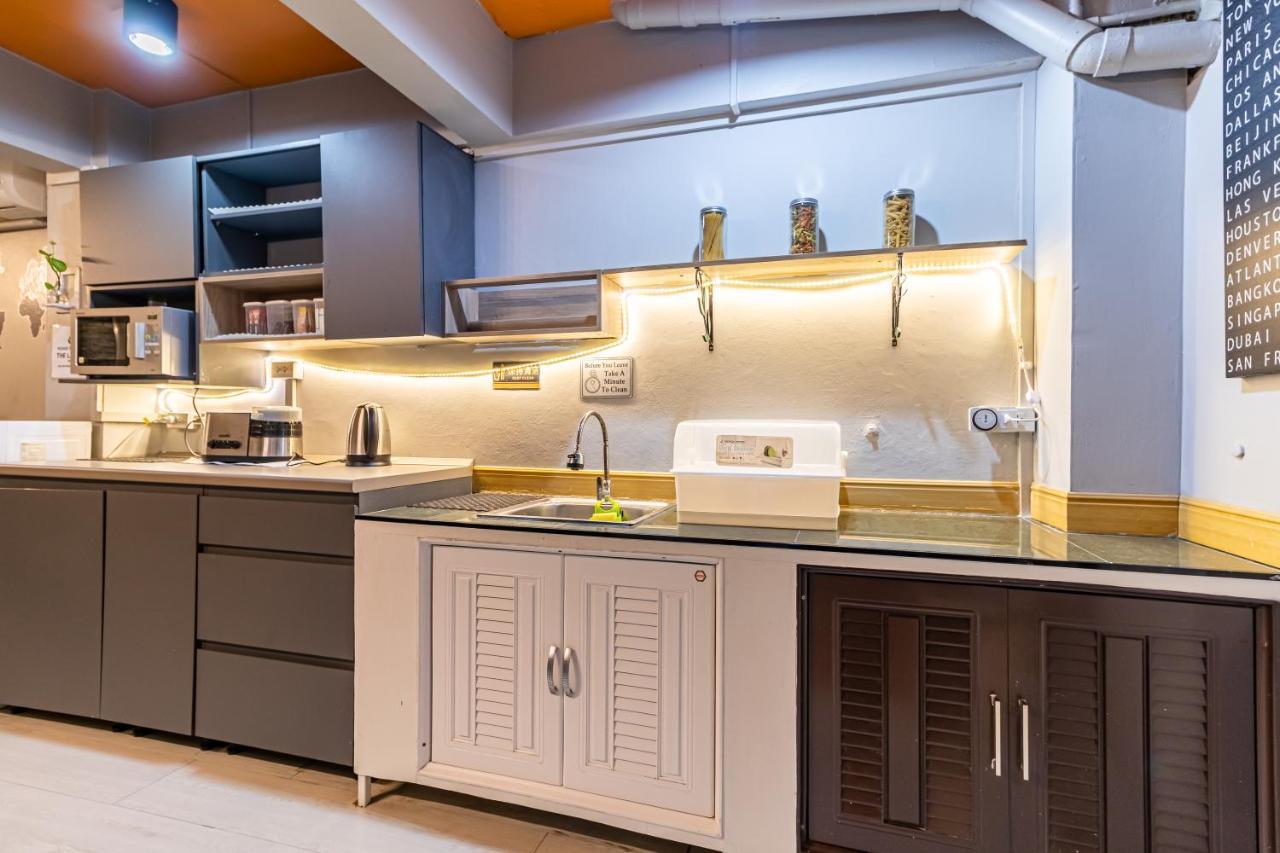 Hostal Snoozzze ใกล้รถไฟฟ้า ย่านบางรัก (adults Only) Bangkok