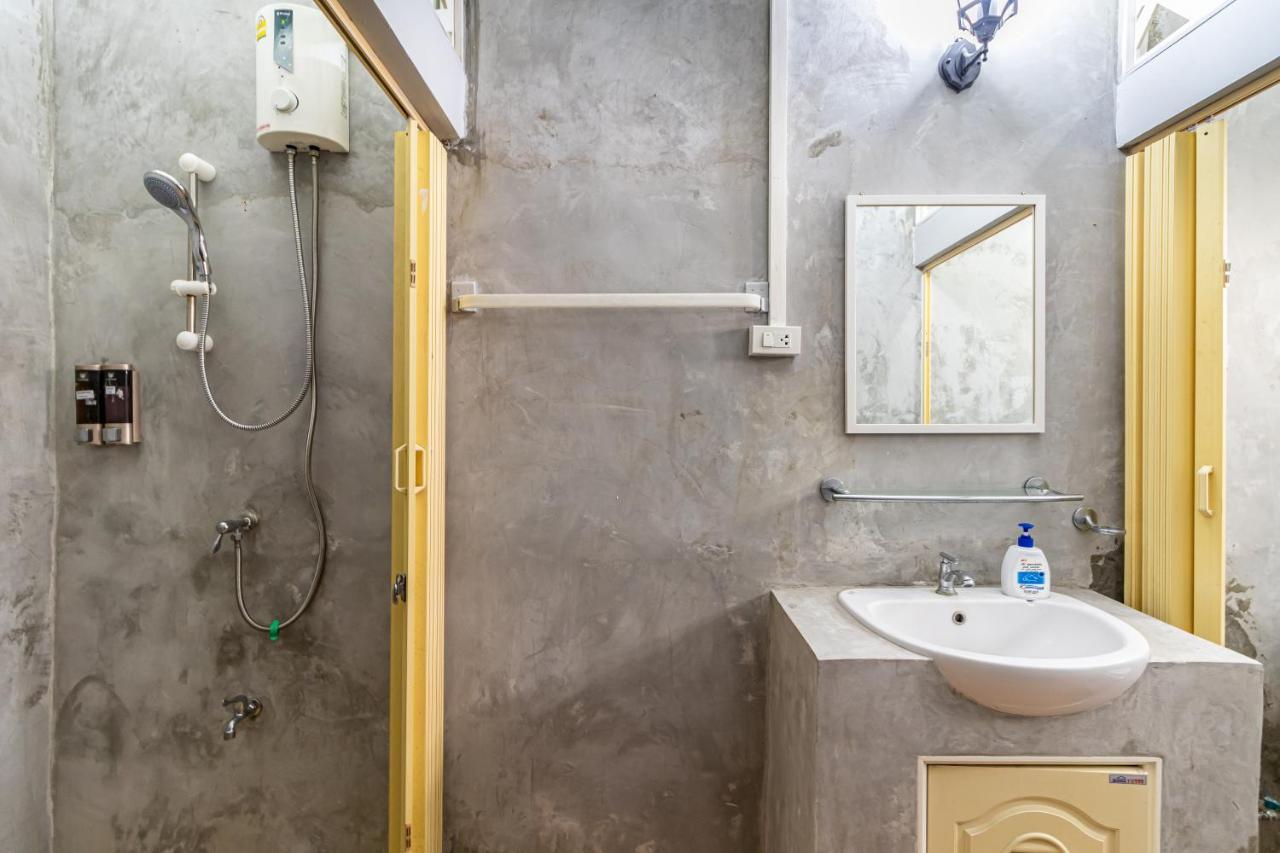 Hostal Snoozzze ใกล้รถไฟฟ้า ย่านบางรัก (adults Only)