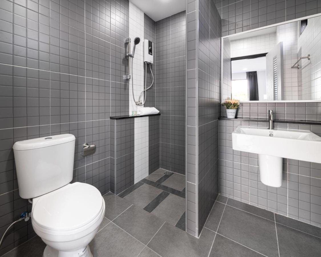 Aqua Residences: New Near Wutthakat Bts Station Apartment