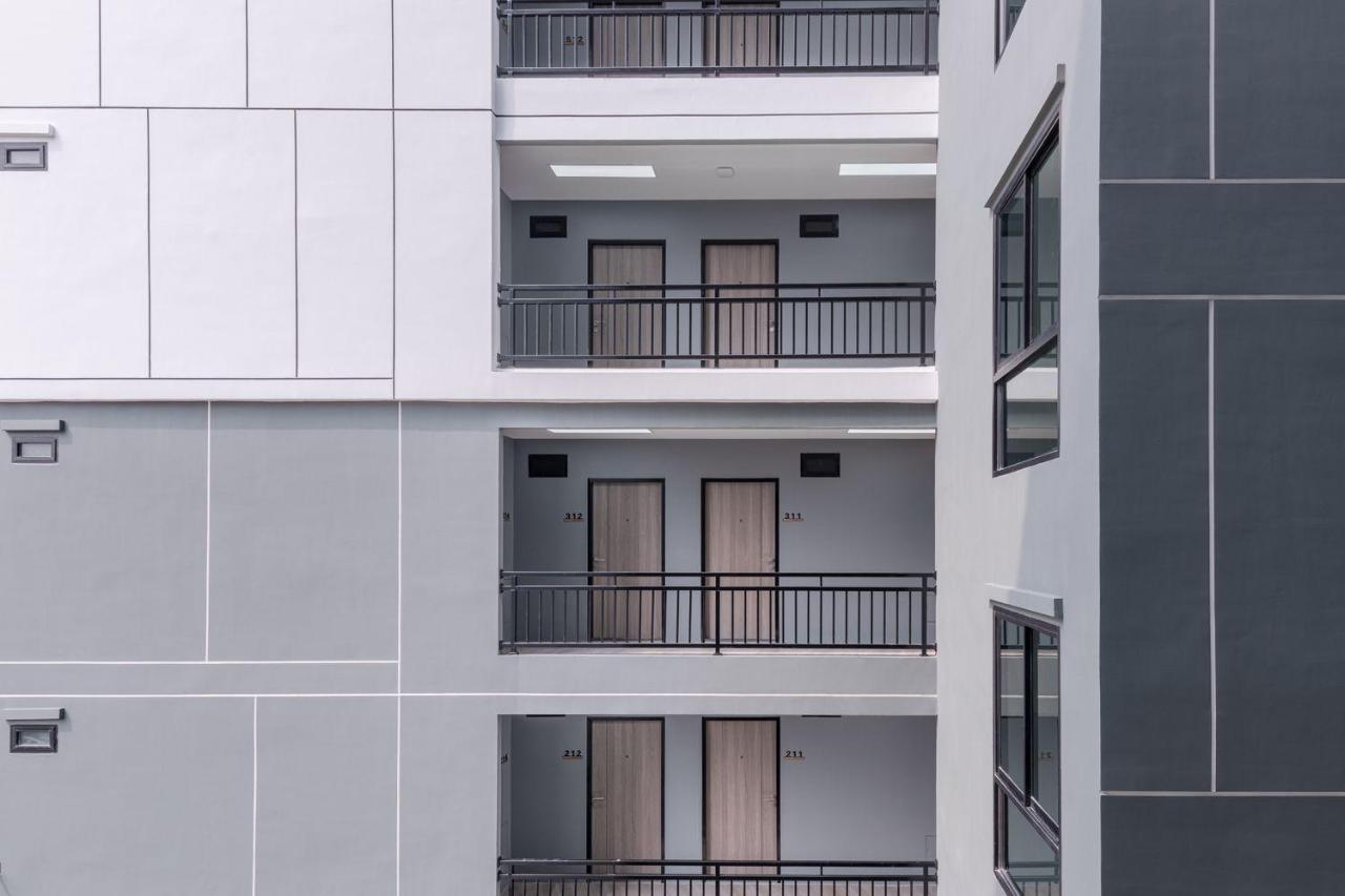 Apartment Aqua Residences: New Near Wutthakat Bts Station Bangkok