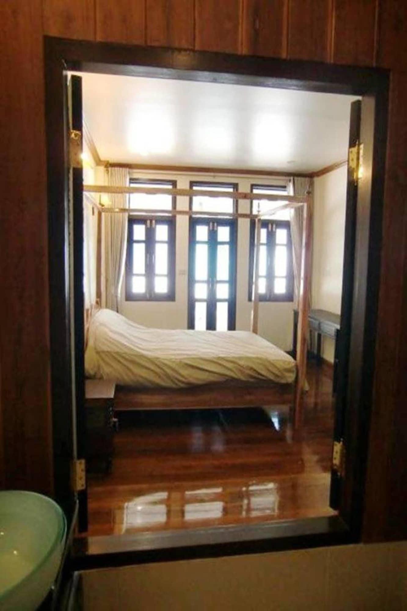The Royal Thatien Village Rumah tetamu Bangkok