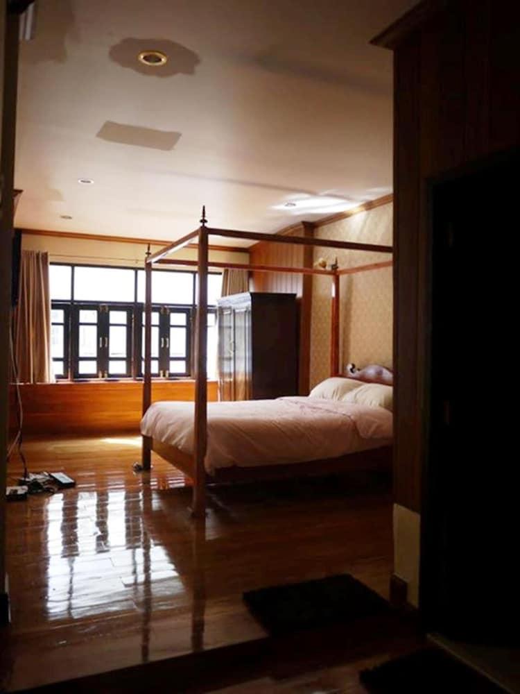 Rumah tetamu The Royal Thatien Village 2*