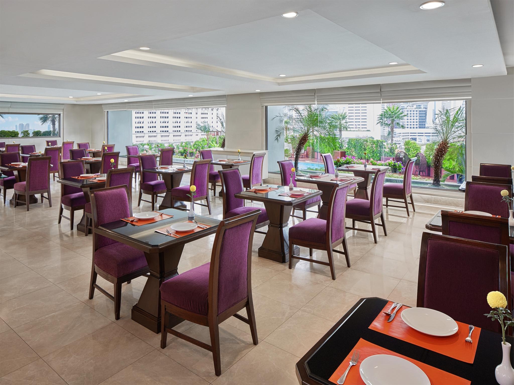 Centre Point Silom - Newly Renovated Khách sạn 4*