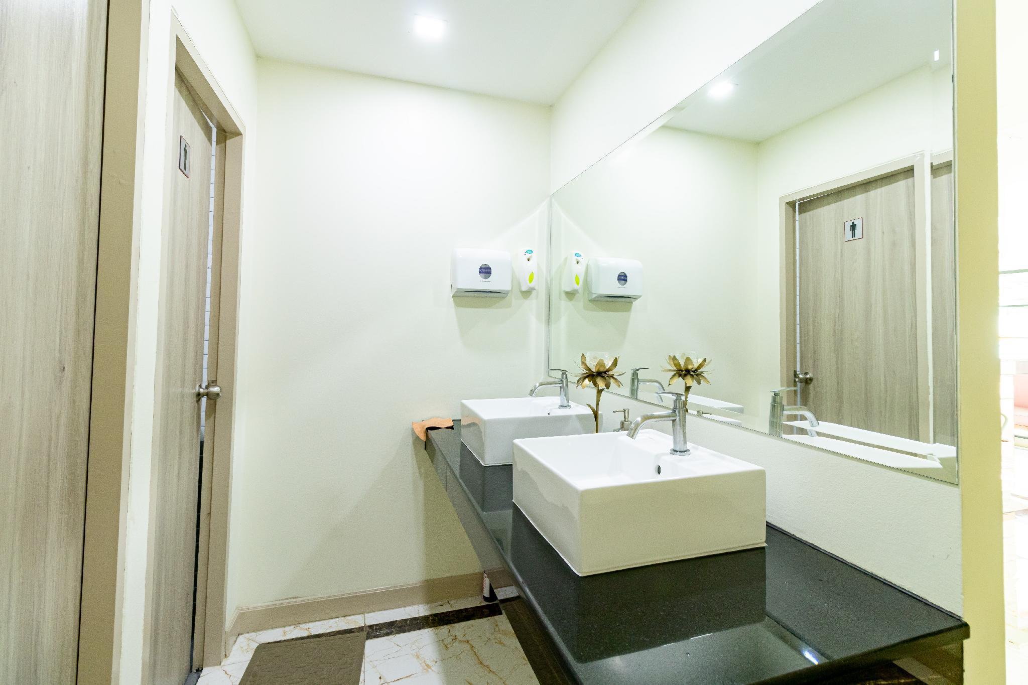 Khách sạn Bewish Bangphlat 3*