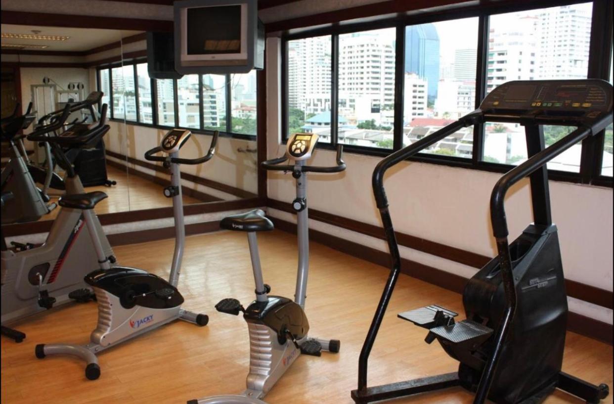 Omnitower Pool View Cozy Apartemen
