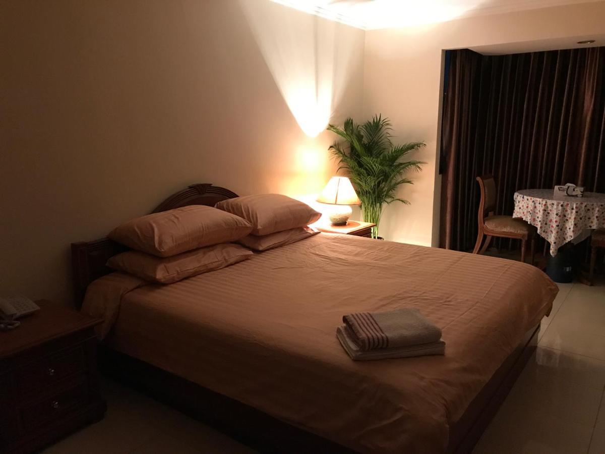 Omnitower Pool View Cozy Apartemen *