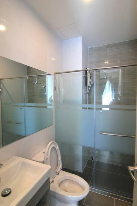 New Condo, Hi-speed Wi-fi, Gym Pool, Near Lam Sali Mrt Appartement *
