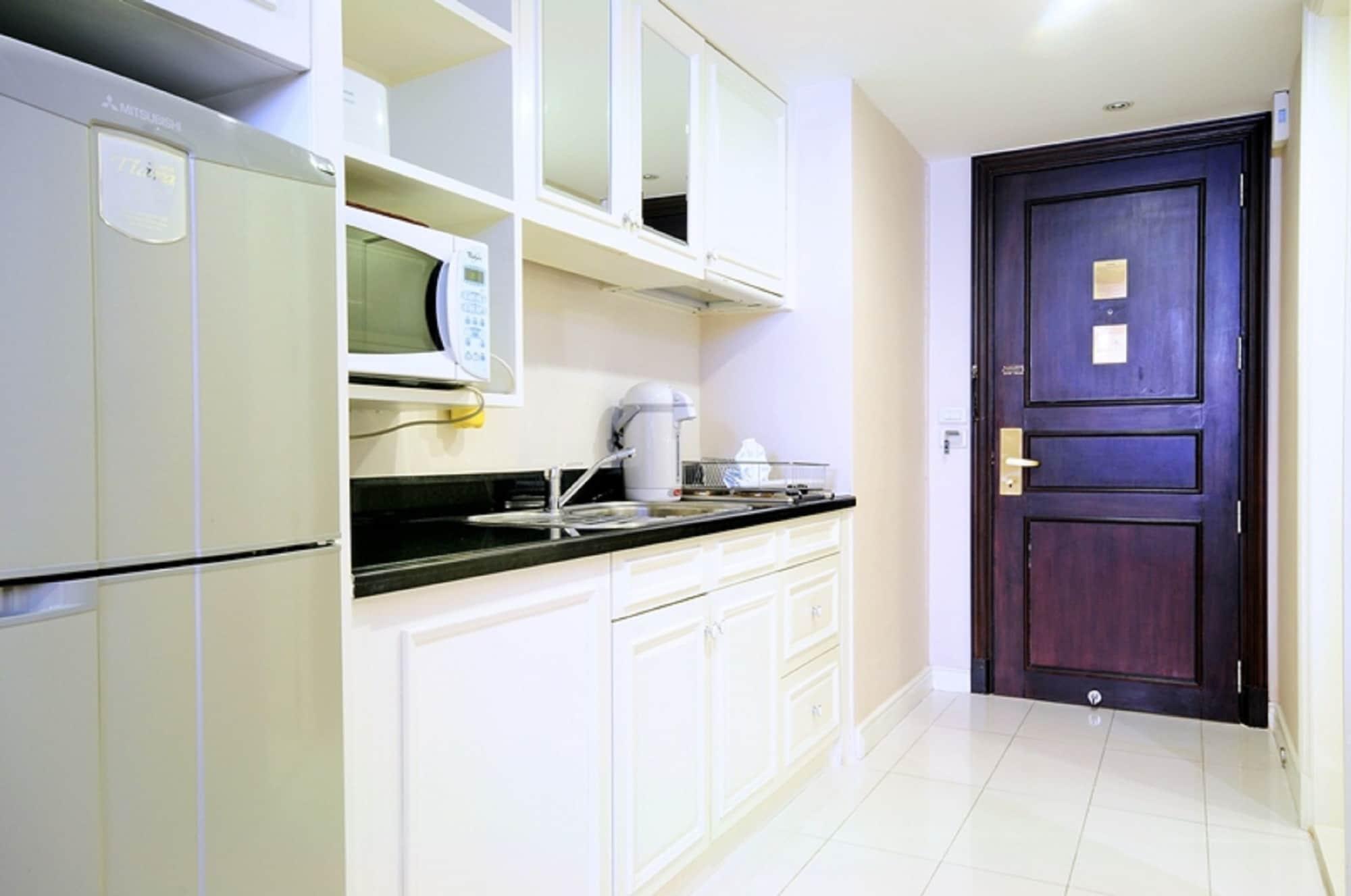 Centre Point Silom - Newly Renovated Khách sạn 4*