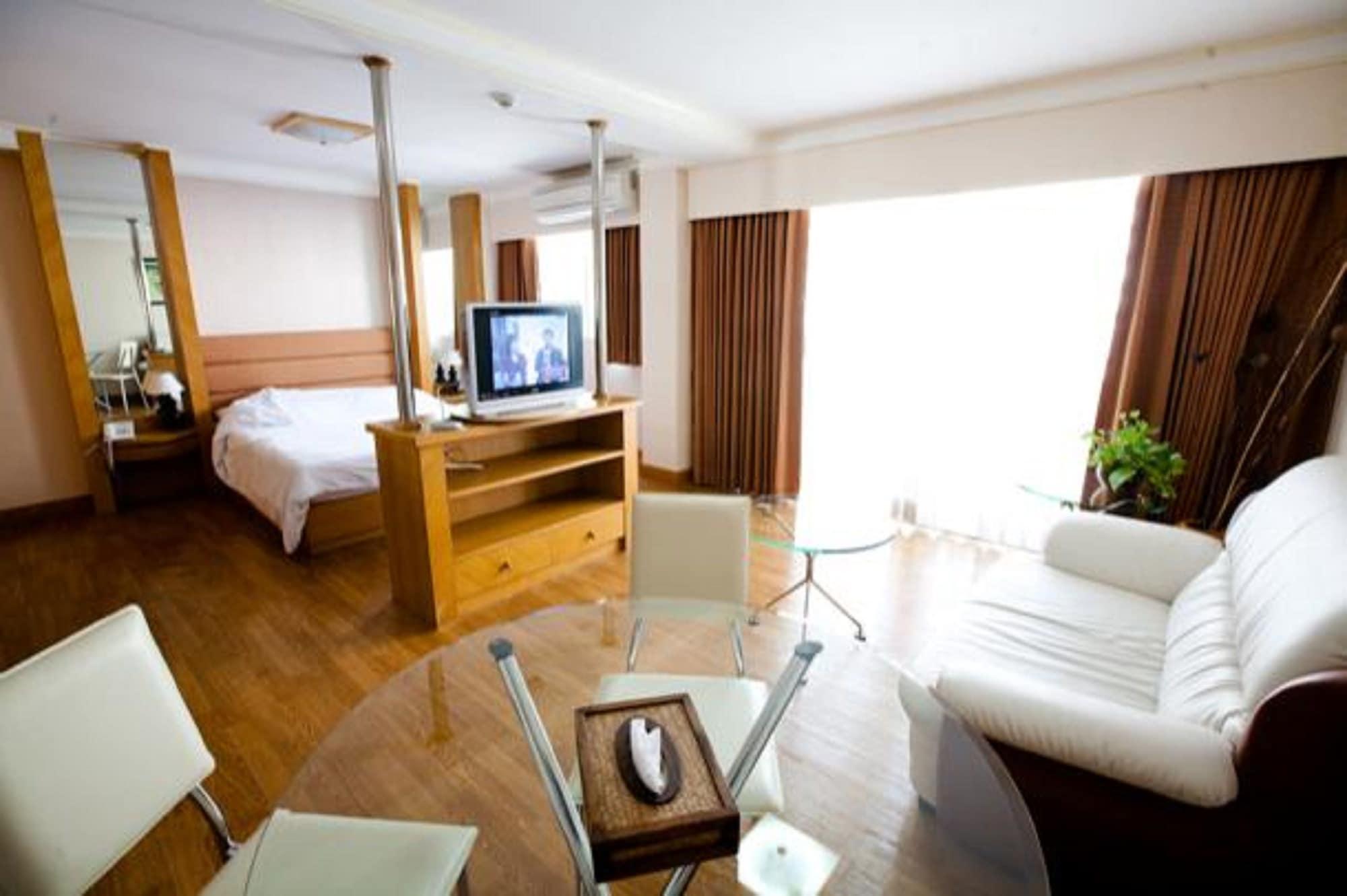 Roseate Ratchada Aparthotel