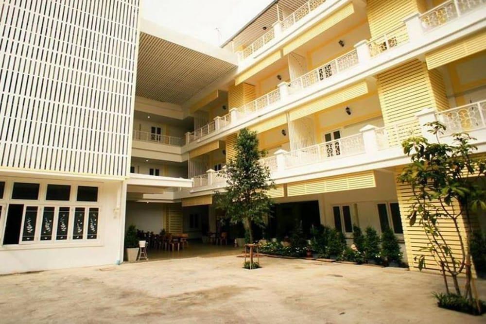 Sri Krungthep Khách sạn 2*