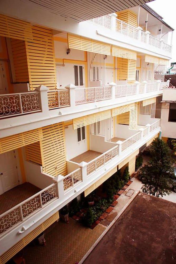 Sri Krungthep Khách sạn 2*