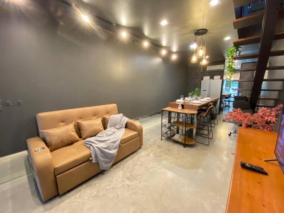 Pousada Charoen Nakhorn Townhome: Self-check-in Near Bts, Iconsiam & Asiatique Bangkok