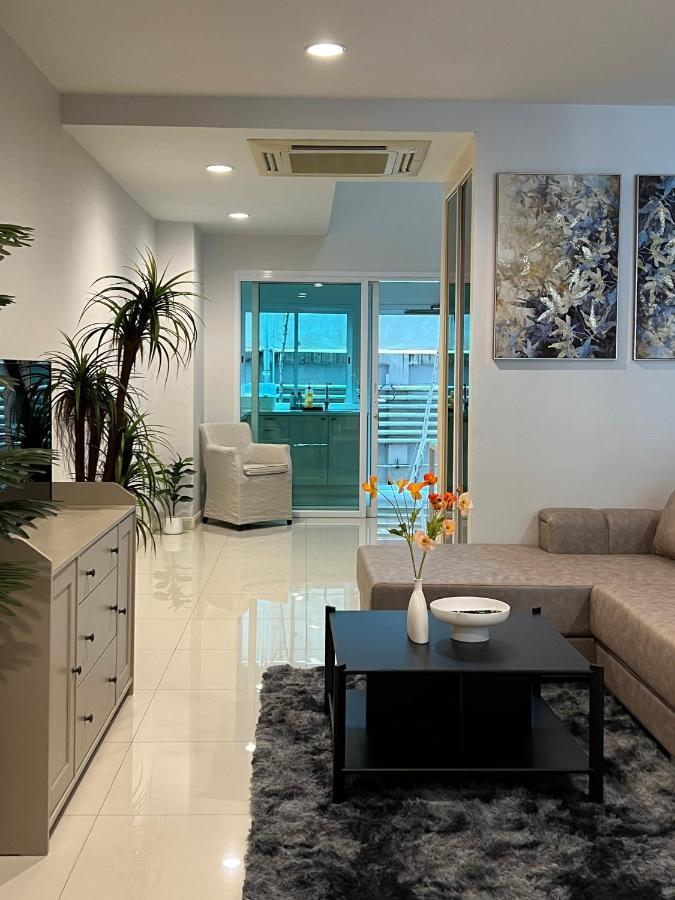 Rumah liburan Entire 3br Townhome In Sukhumvit, Shared Pool, Near Bts&mrt Asok