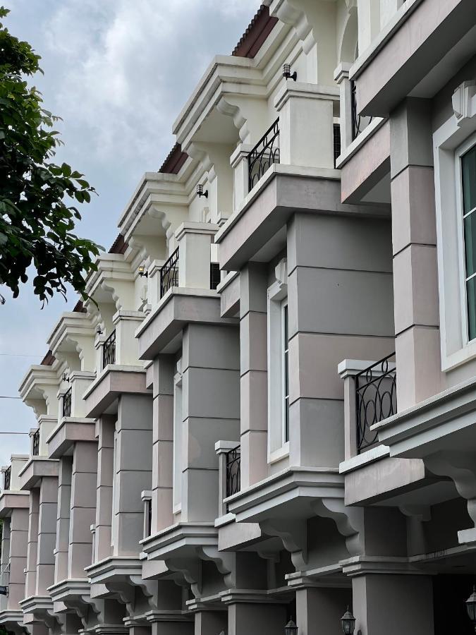 Rumah liburan Entire 3br Townhome In Sukhumvit, Shared Pool, Near Bts&mrt Asok Bangkok