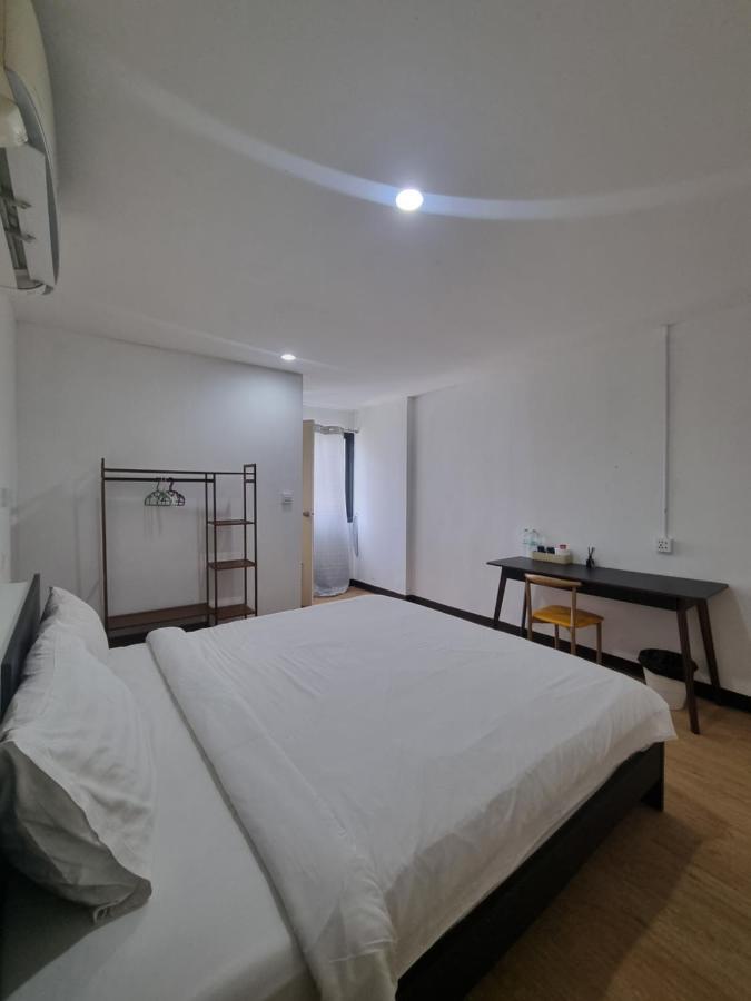 Owl's Nest Suk 30 Hostal