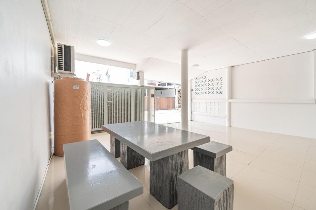 Miq Hk111-4br Ratchada-huaykwang 14pax Apartment Bangkok