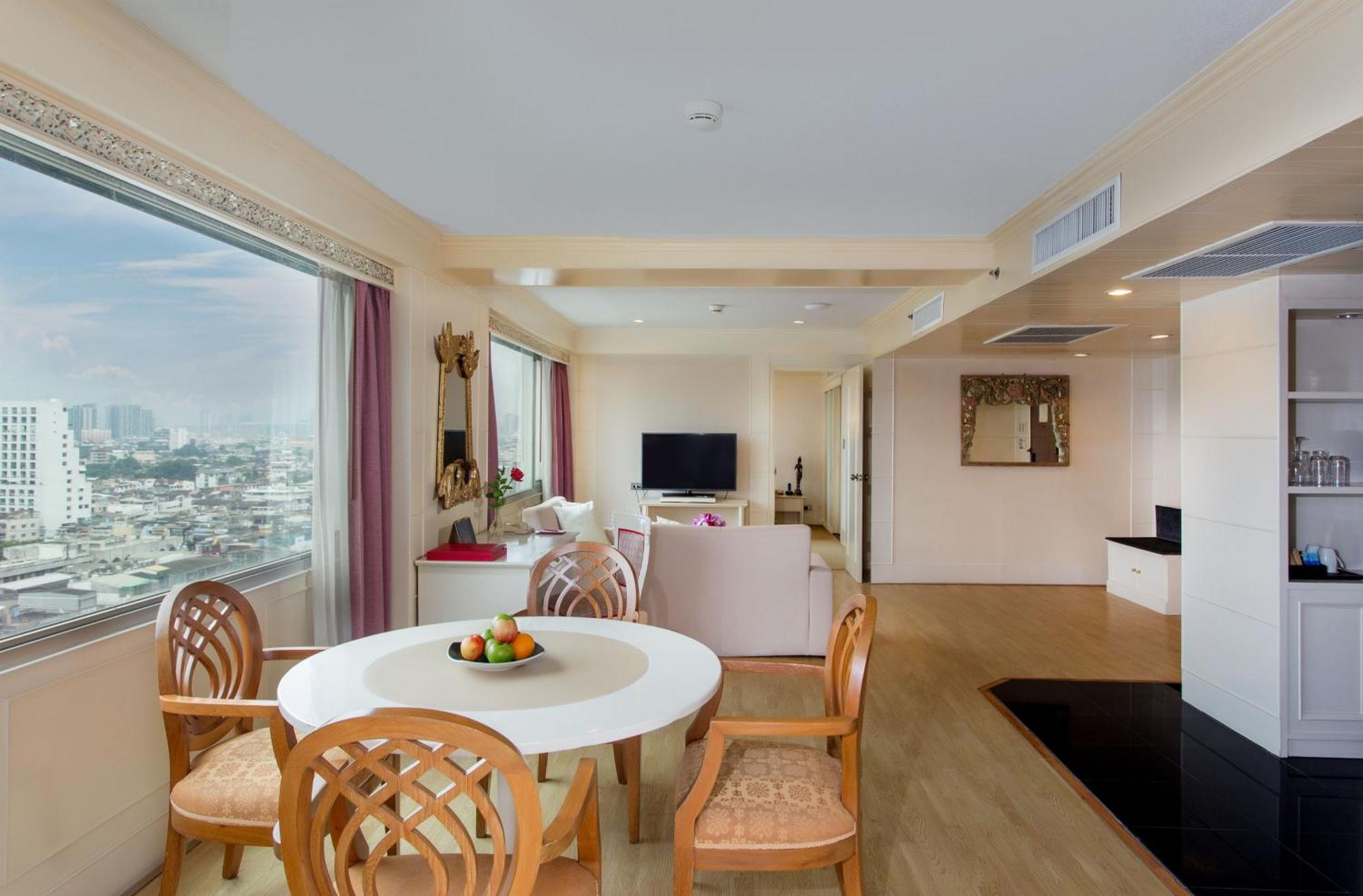 Hotell Ramada Plaza By Wyndham Menam Riverside 5*