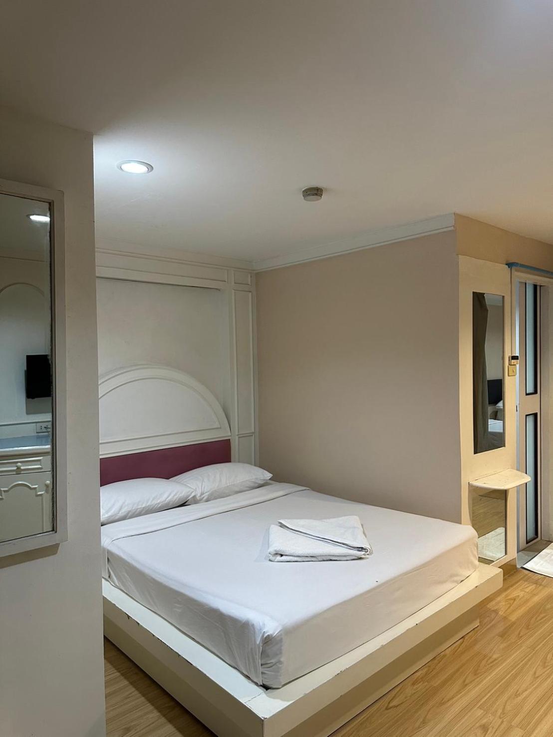 Khách sạn Royal Garden 3*