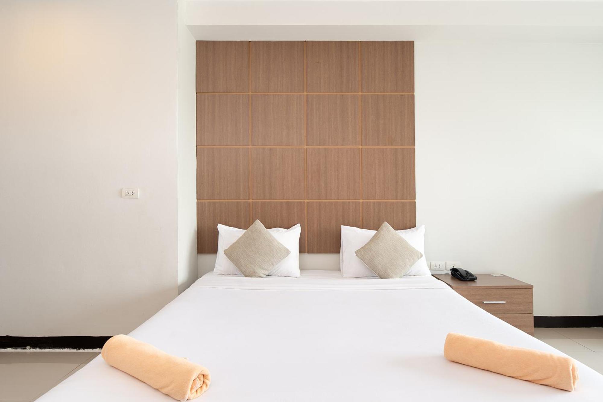 Hotell Leenova Place *