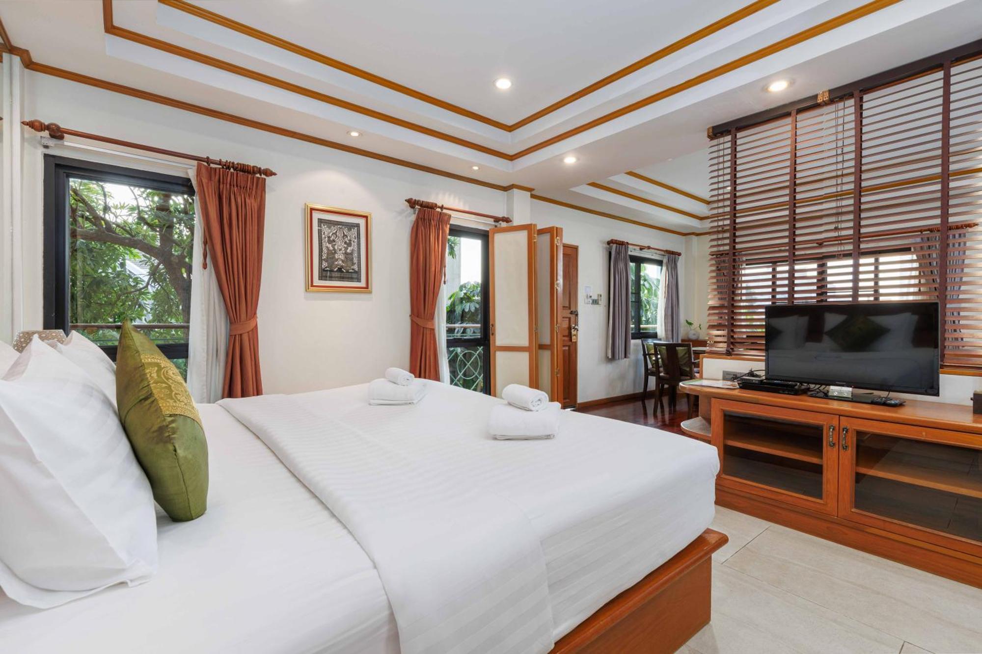 Charlie House Pin Klao Khách sạn 3*