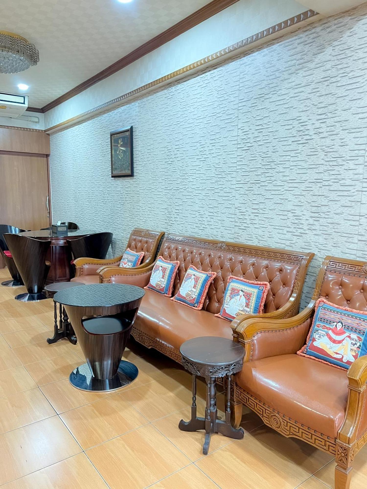 Ở trọ Silom Dynasty