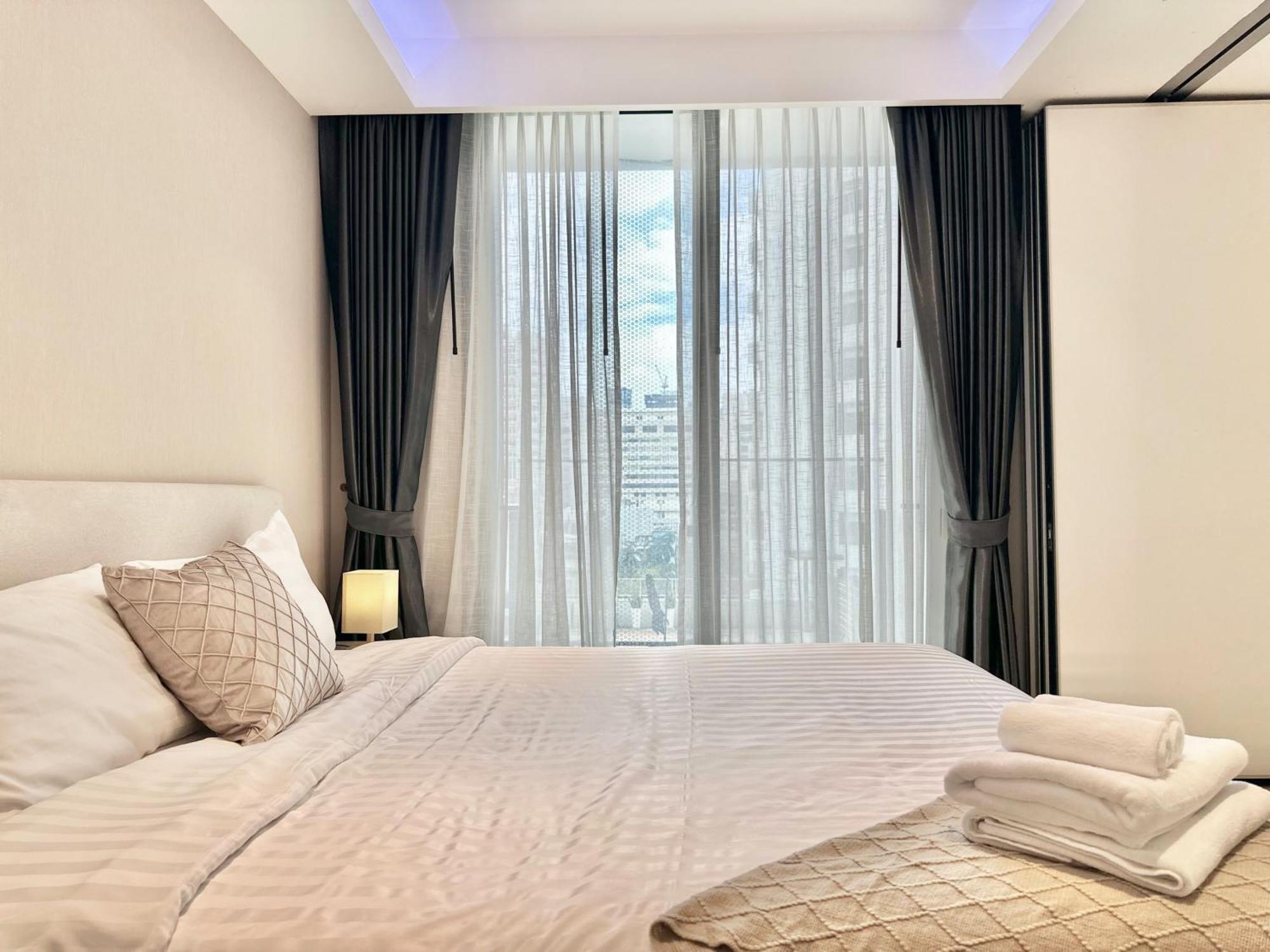 Sukhumvit 11#luxury#pool#gym#bts Nana&mrt Sukhumvit#1br#max4ppl Pangsapuri Bangkok