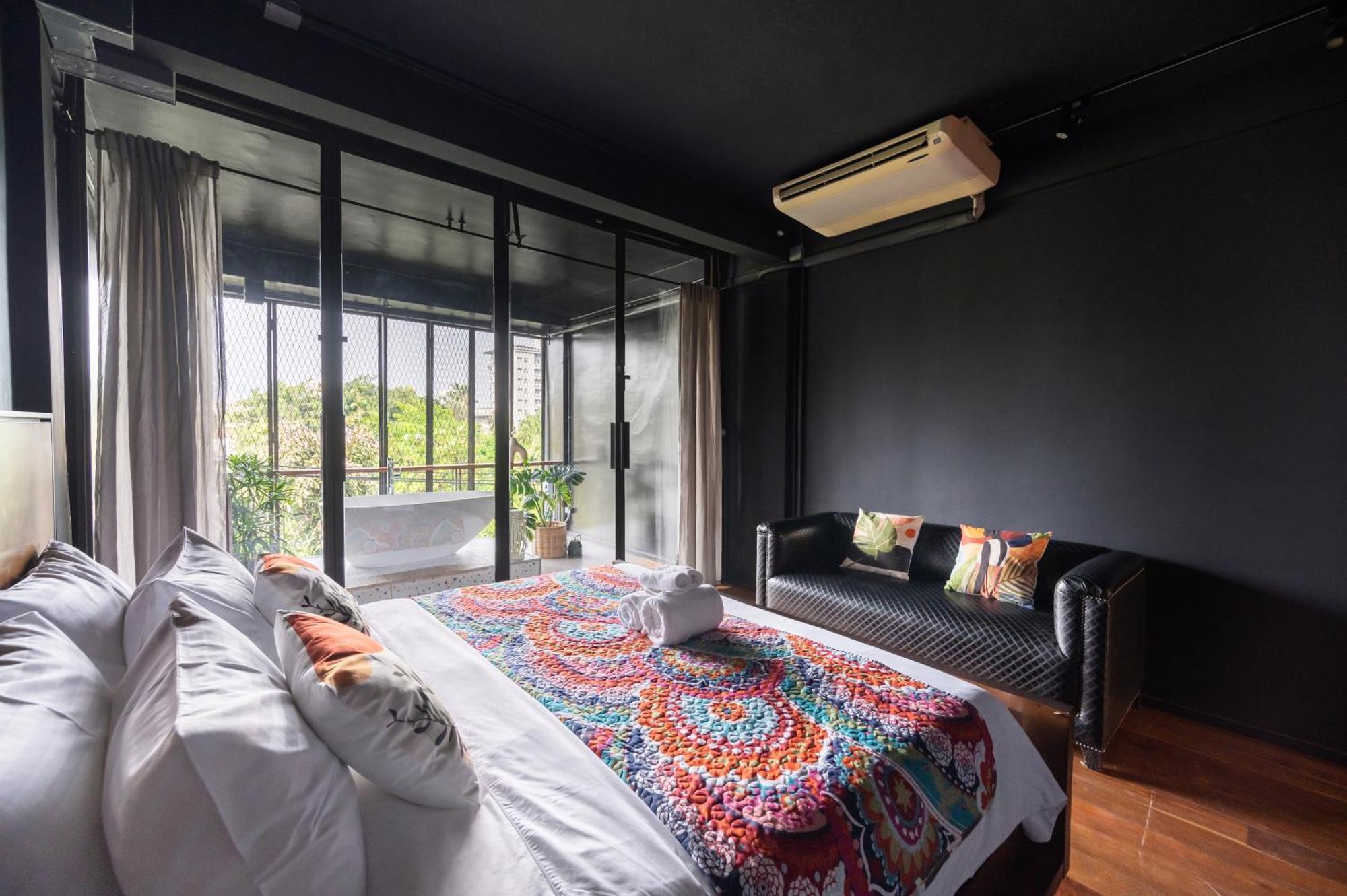 Vila Miq Ekkamai2 3br Designer Oval Bathtub 15pax Bangkok