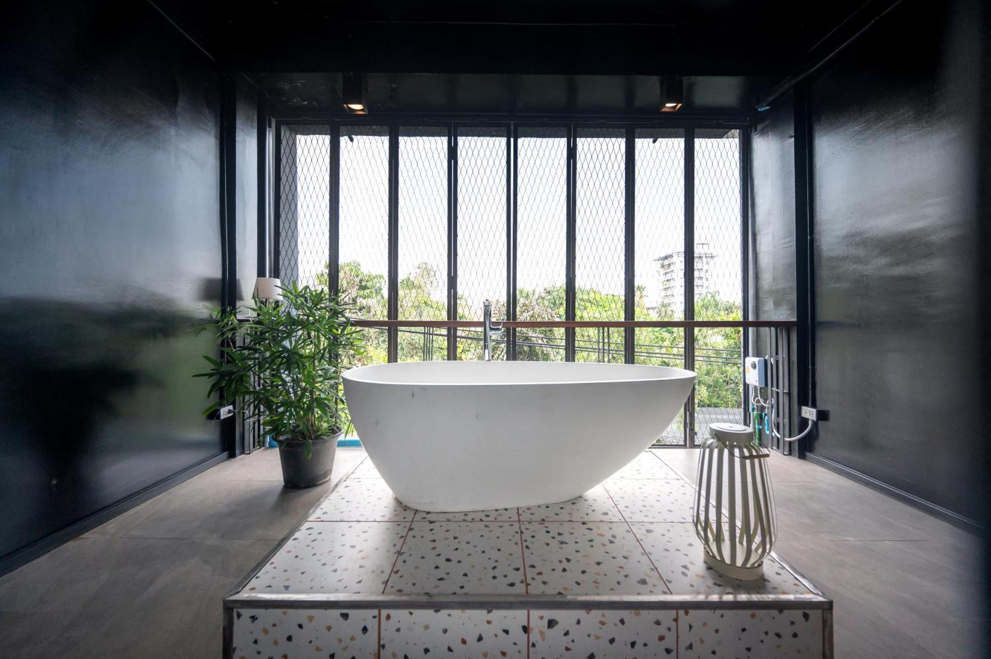 Vila Miq Ekkamai2 3br Designer Oval Bathtub 15pax Bangkok