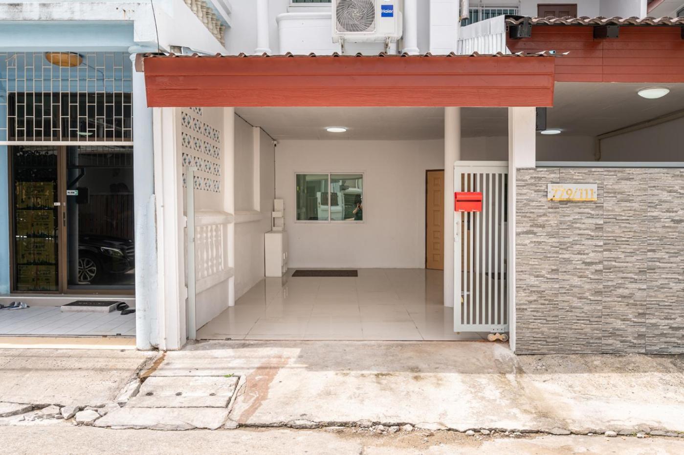 Miq Hk111-4br Ratchada-huaykwang 14pax Apartment Bangkok