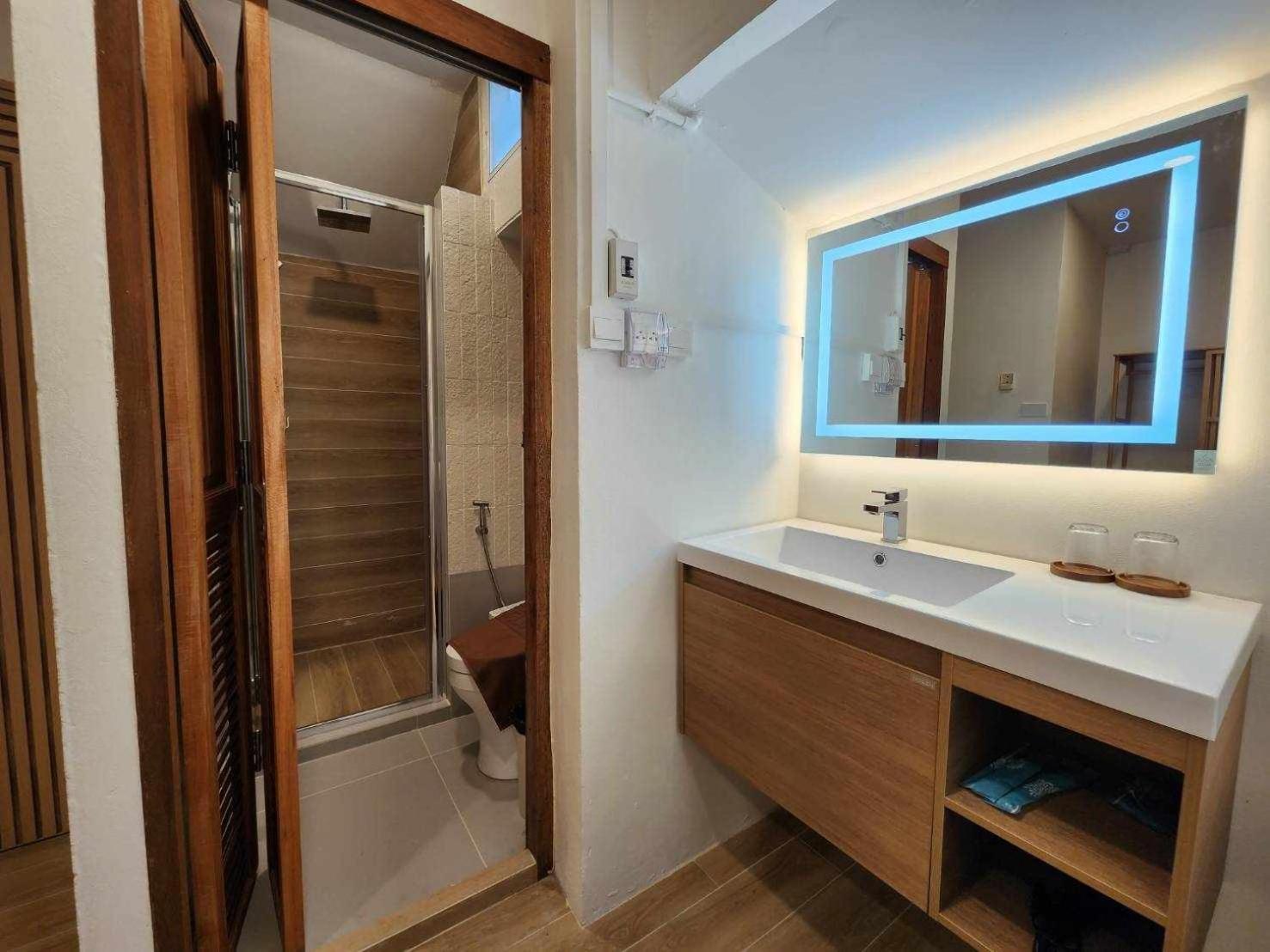 Lo-ha Guest House, Contactless Check-in Bangkok