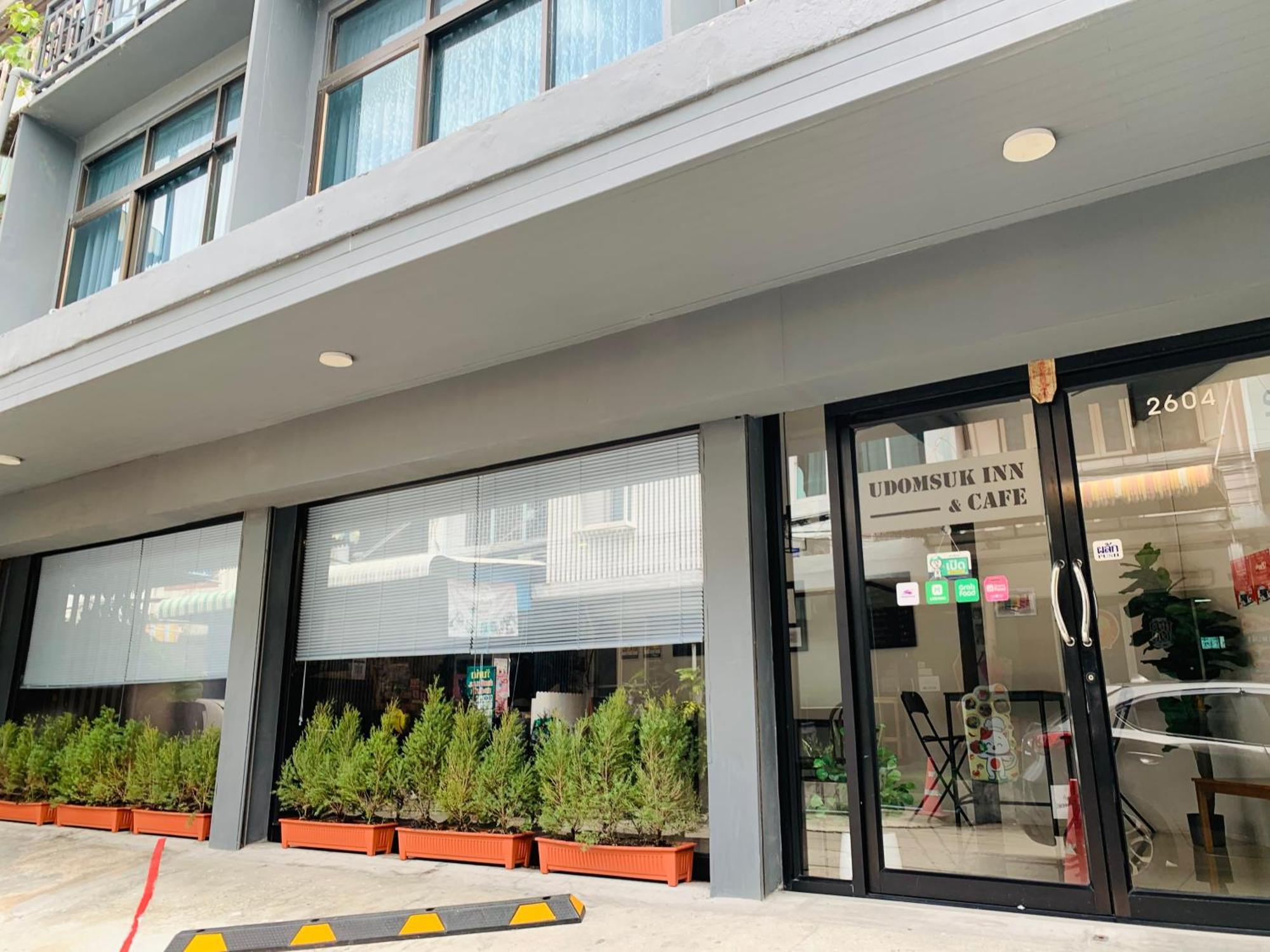 Udomsuk & Cafe - Bts Udomsuk Bangkok