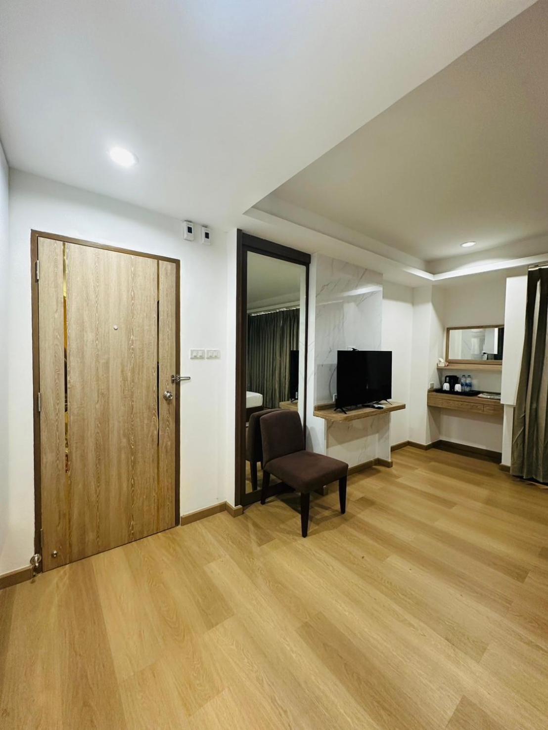 Khách sạn Royal Garden 3*