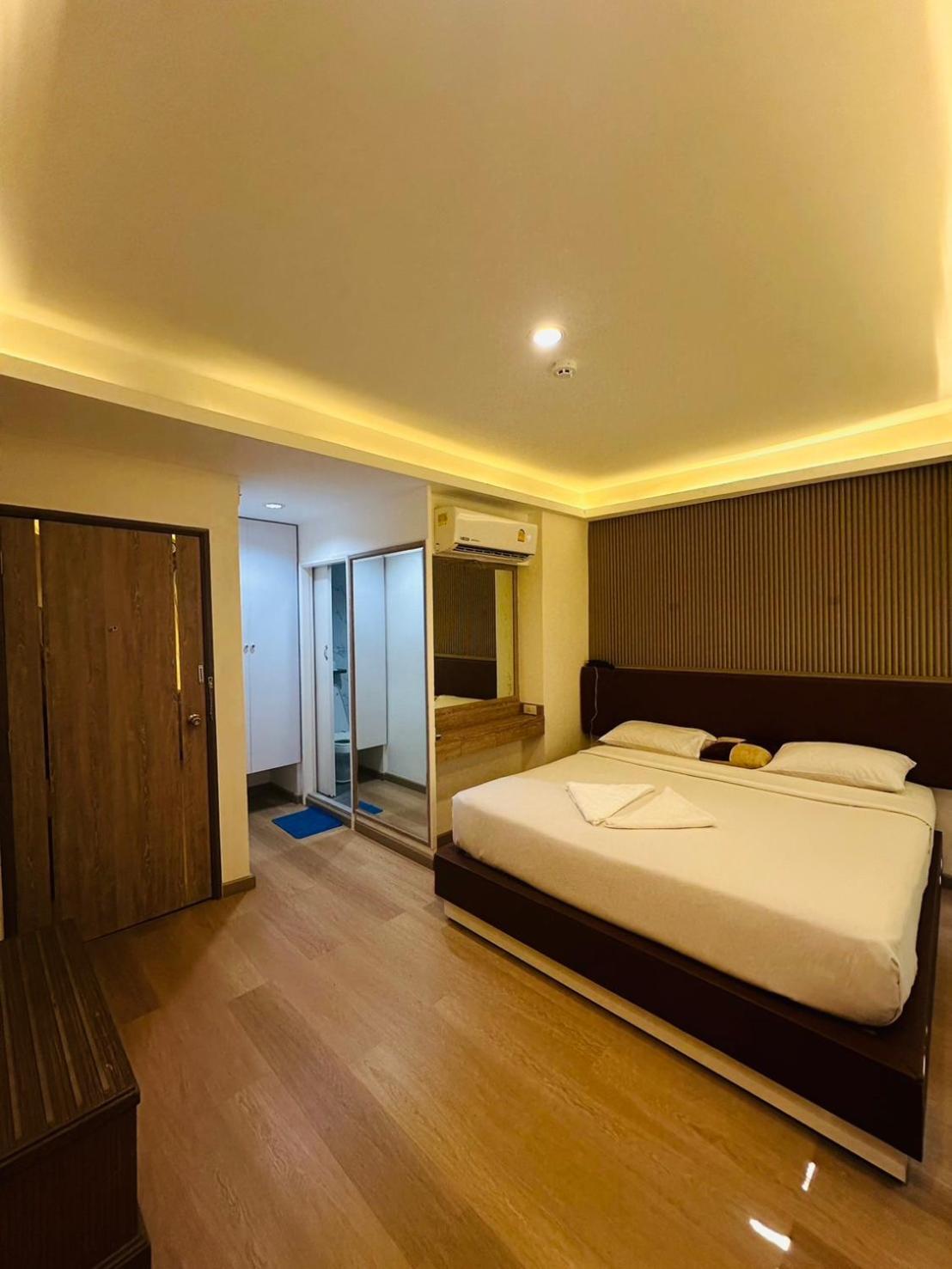 Khách sạn Royal Garden 3*