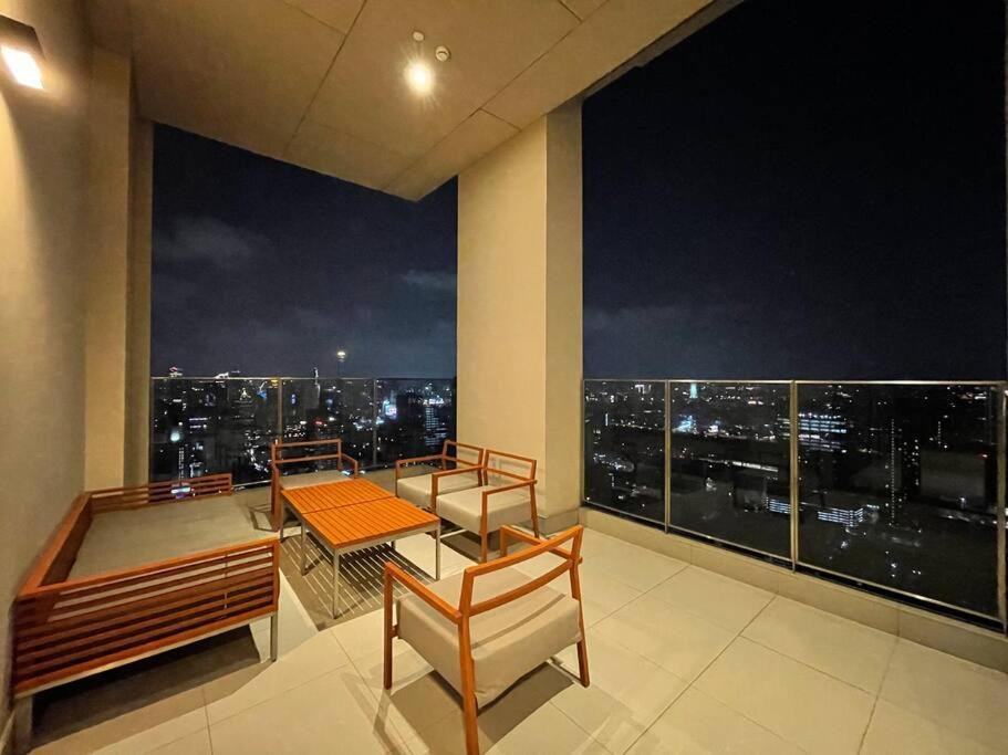 Apartment Ultimate Luxurious In Prime Asoke *