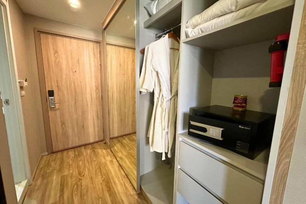 Studio 1br Pool Gym Wifi 5 Mins From Sathorn Apartment